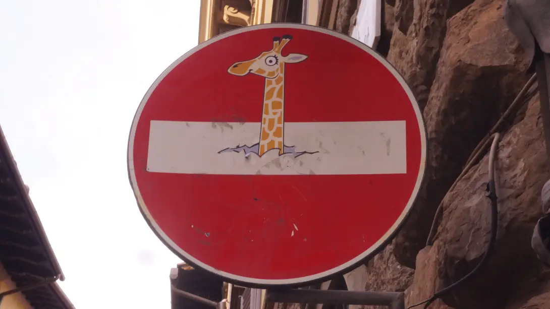 Rielaborazione di cartello di senso vietato 