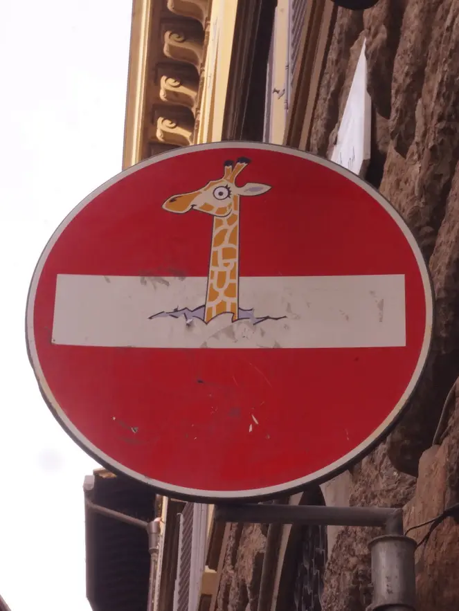 Rielaborazione di cartello di senso vietato 