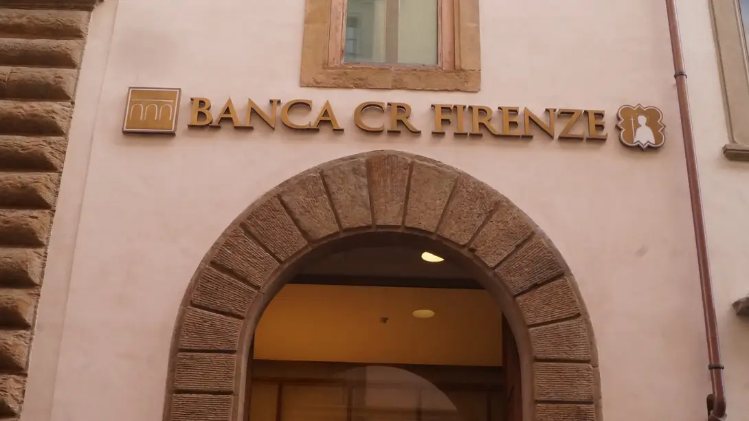 Entrata principale della Sede storica della Cassa di Risparmio visto frontalmente