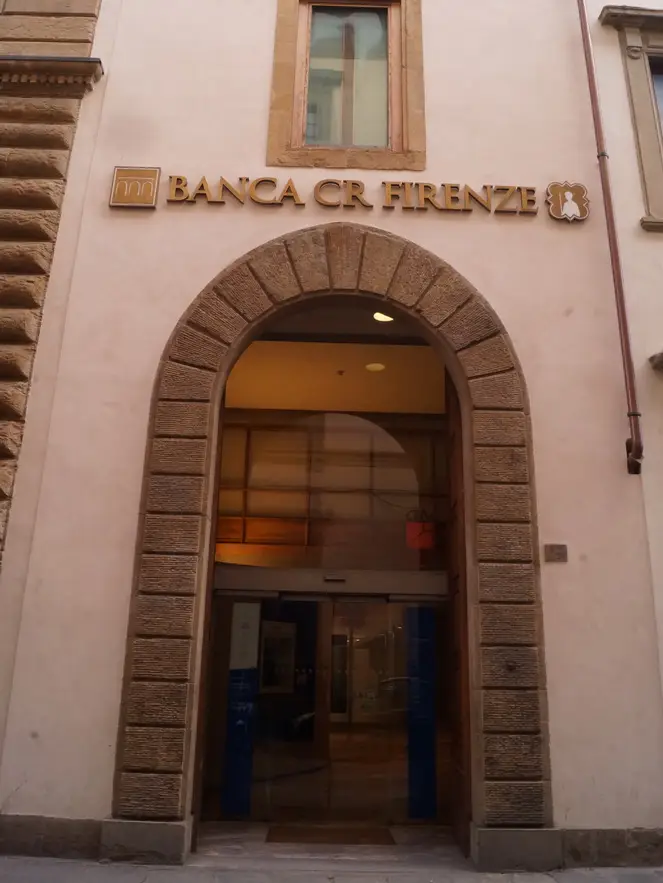 Entrata principale della Sede storica della Cassa di Risparmio visto frontalmente