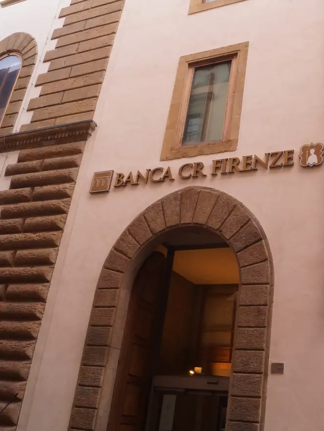 Entrata principale della Sede storica della Cassa di Risparmio visto lateralmente a destra