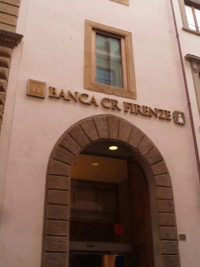 Entrata principale della Sede storica della Cassa di Risparmio visto lateralmente a sinistra