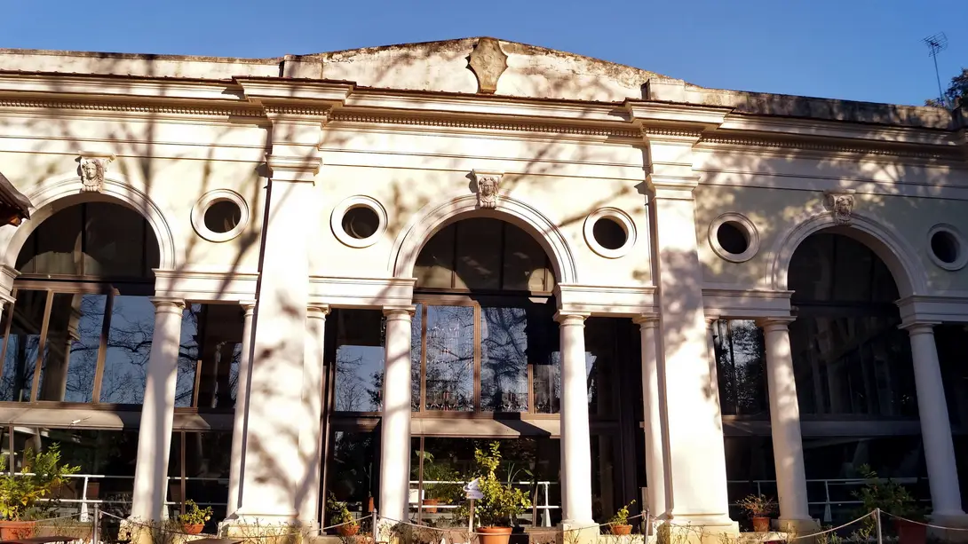 Limonaia di Villa Strozzi, facciata principale con tre serliane
