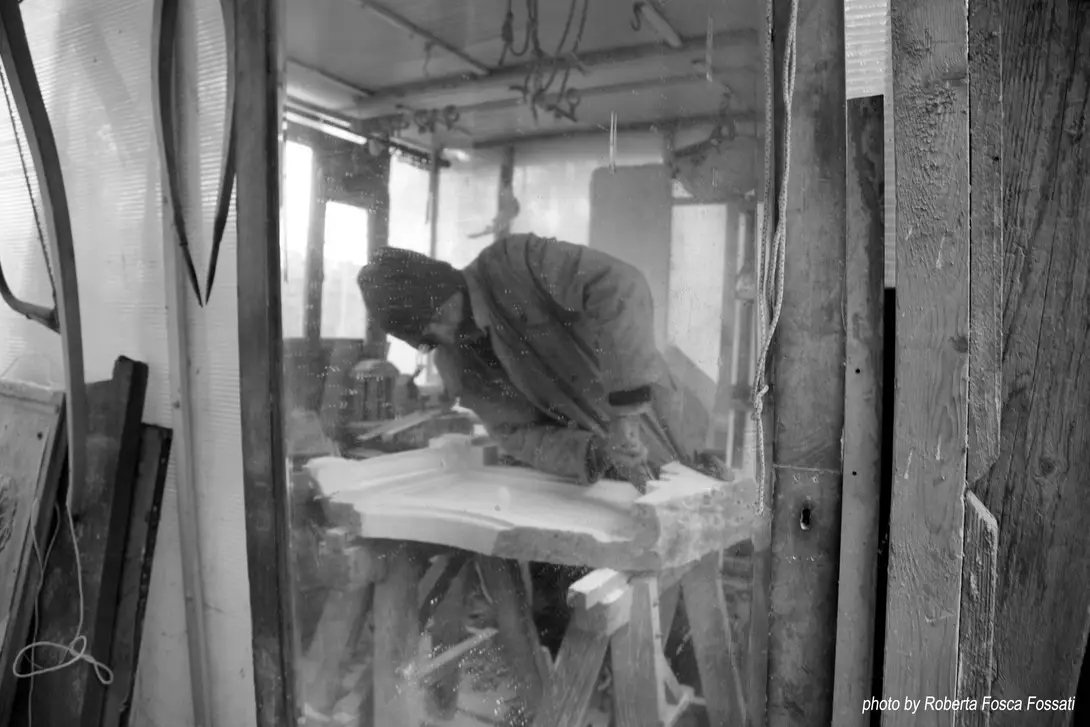 lo scultore all'opera