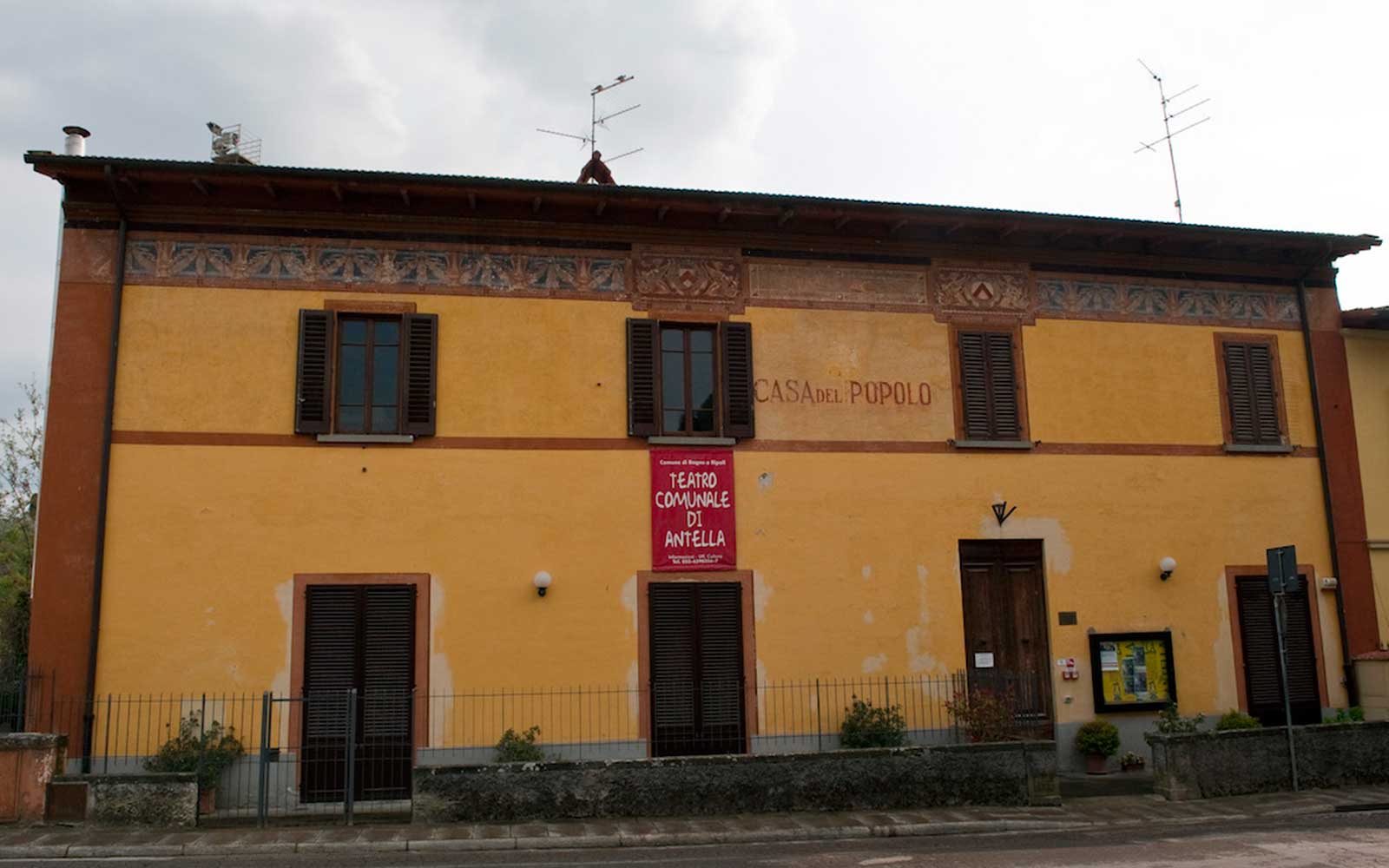 L'ingresso del teatro Comunale di Antella