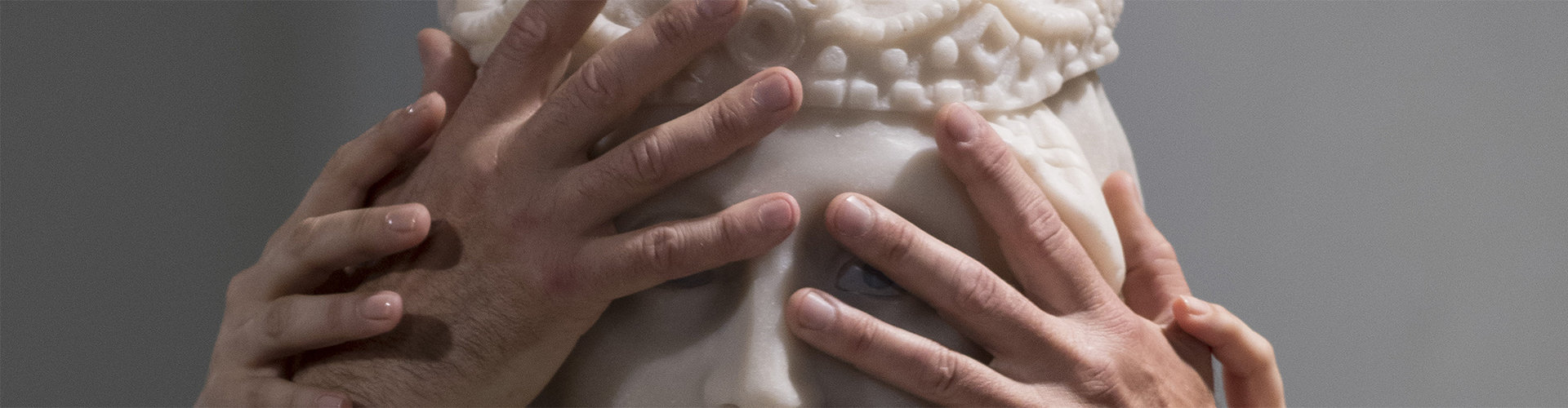 Mani che toccano una scultura al Museo dell'Opera del Duomo
