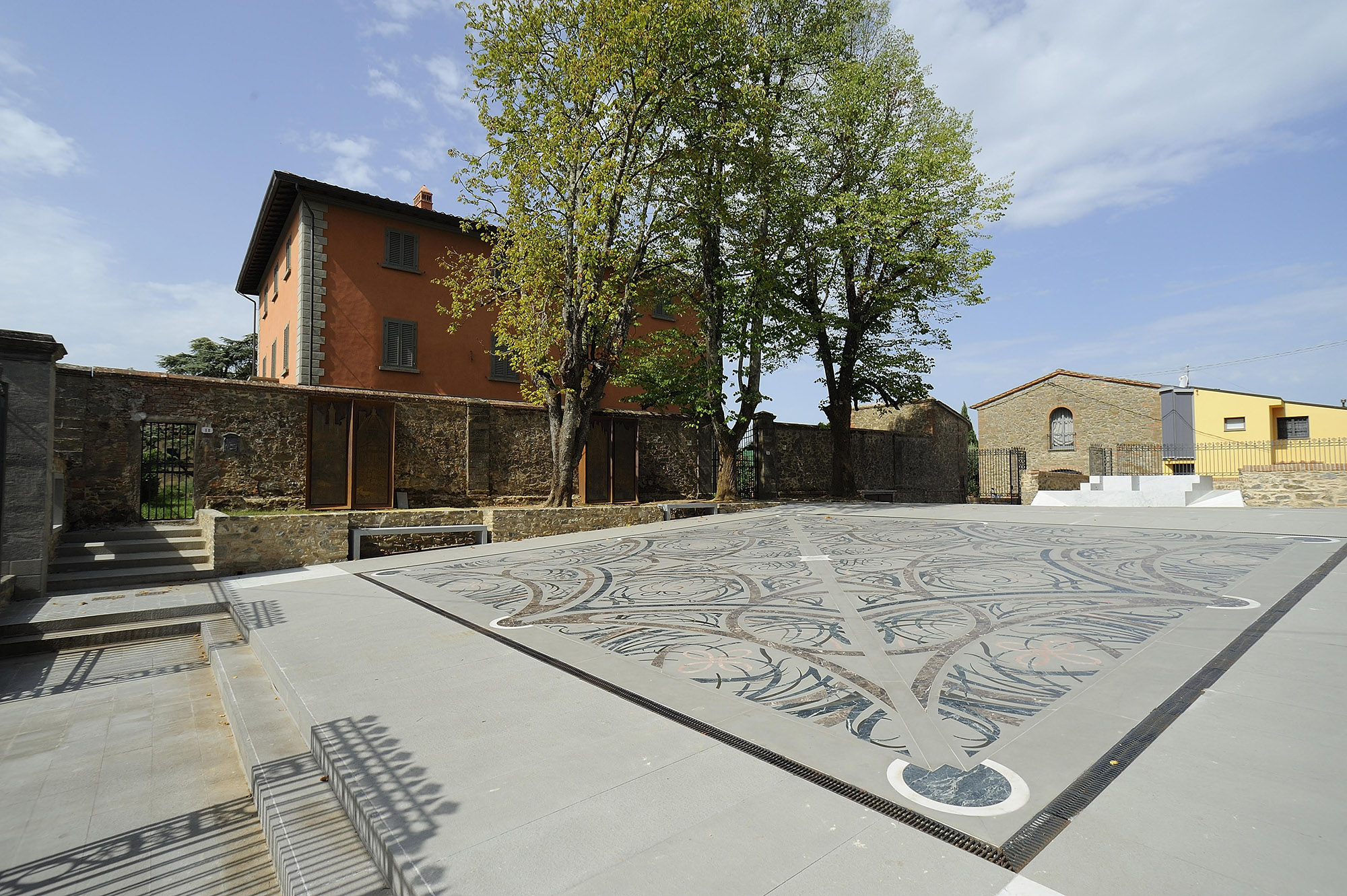 Piazza Carlo Pedretti e sullo sfondo il Centro Leo Lev