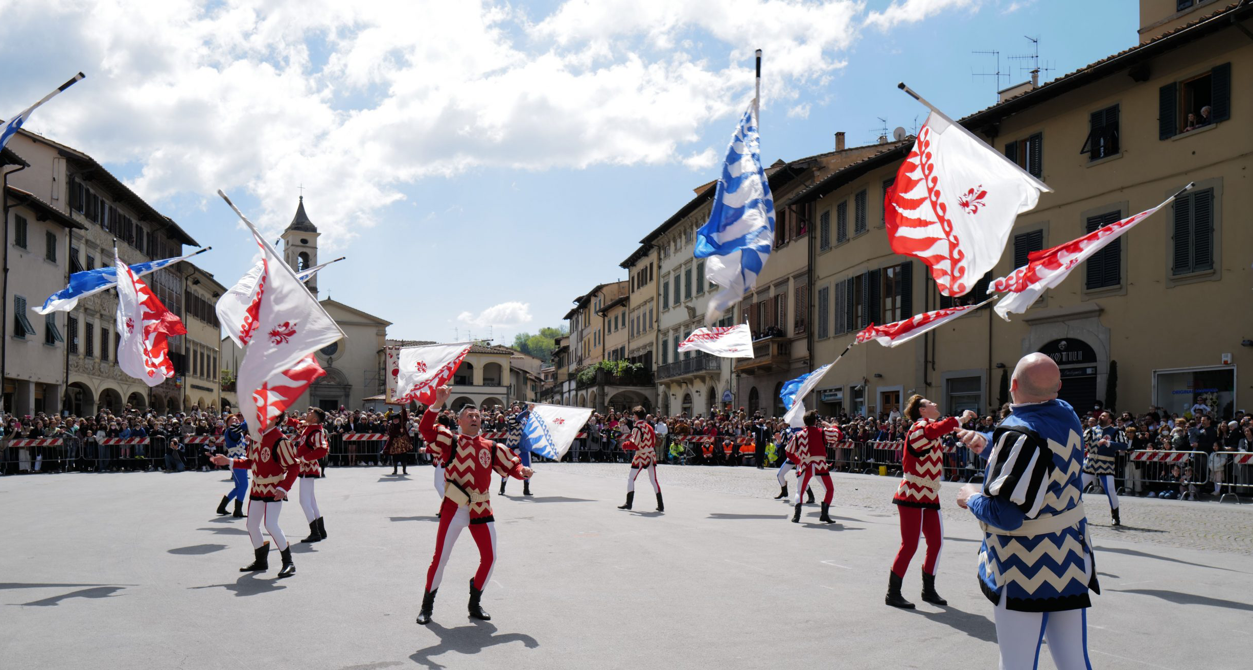 Esibizione degli Sbandieratori in Piazza Marsilio Ficino