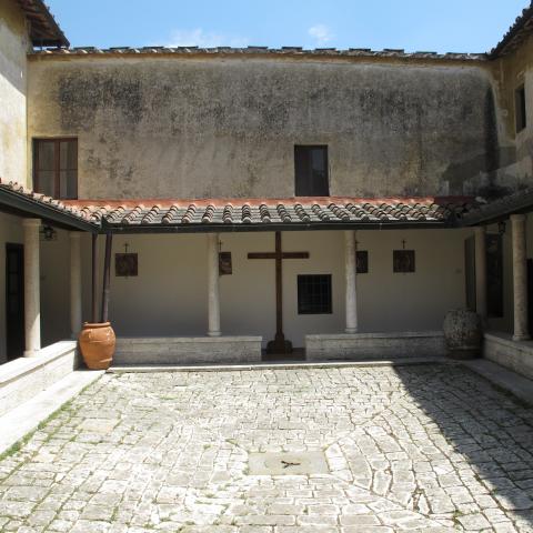 Uno dei chiostri del convento dell'Incontro