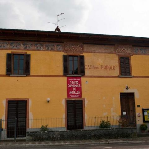 L'ingresso del teatro Comunale di Antella