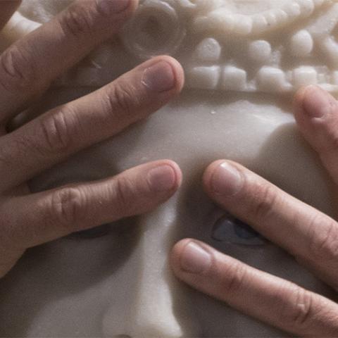 Mani che toccano una scultura al Museo dell'Opera del Duomo
