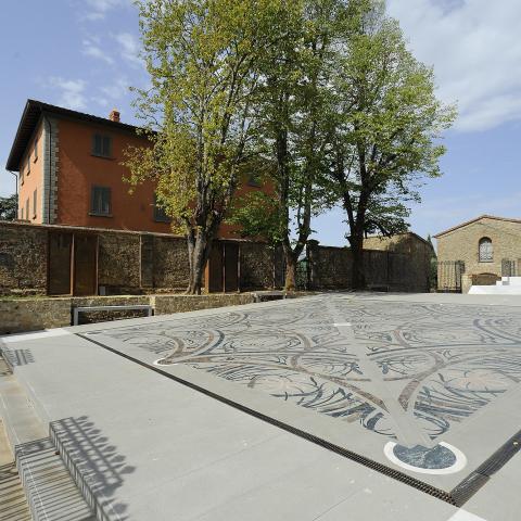 Piazza Carlo Pedretti e sullo sfondo il Centro Leo Lev