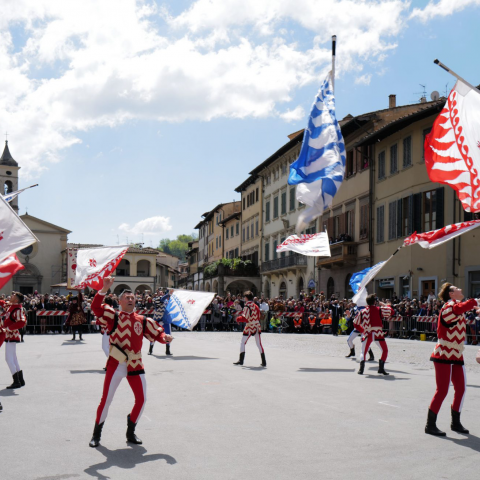 Esibizione degli Sbandieratori in Piazza Marsilio Ficino