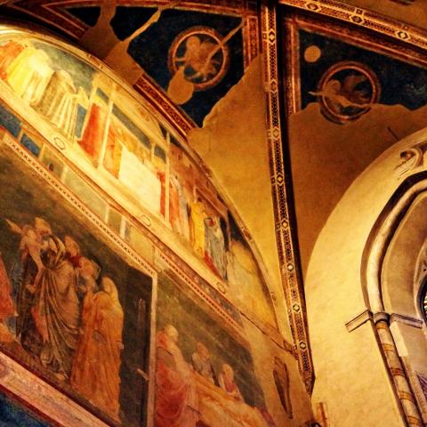 Cappella Peruzzi, dettaglio delle pitture a secco di Giotto sul lato sinistro con vetrata